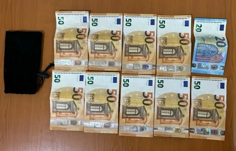 Qytetarja e Ferizajt dorëzon 470 euro të gjetura në polici