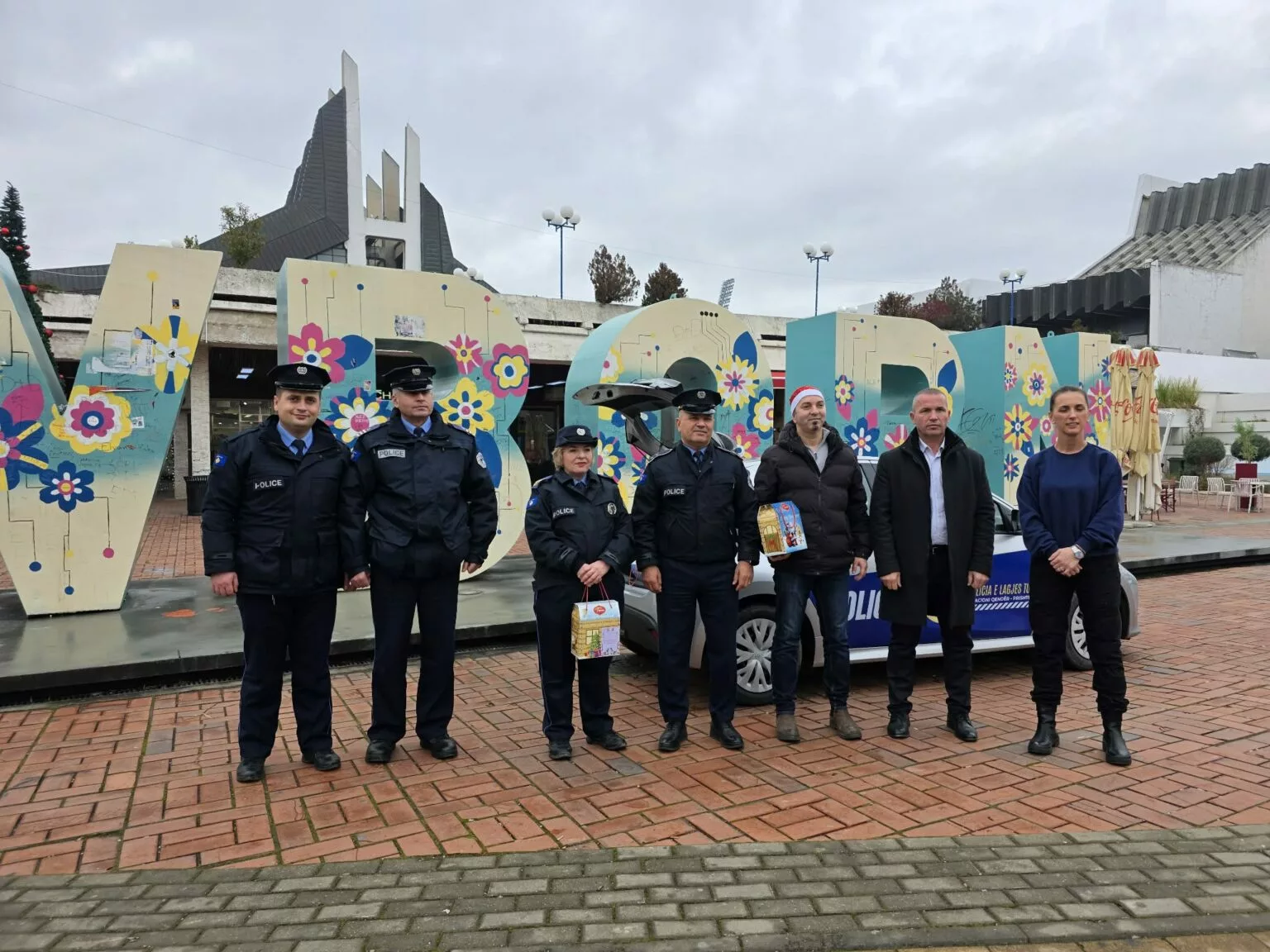 Policia e Prishtinës dhuron dhurata për fëmijët e qytetit