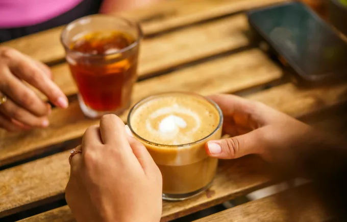 Çaji dhe kafeja: Si ndikojnë në shëndetin e eshtrave?