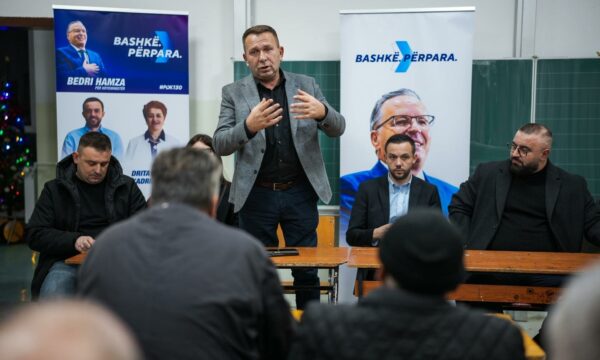 Rrahman Rama takohet me qytetarë për vizionin e Bedri Hamzës