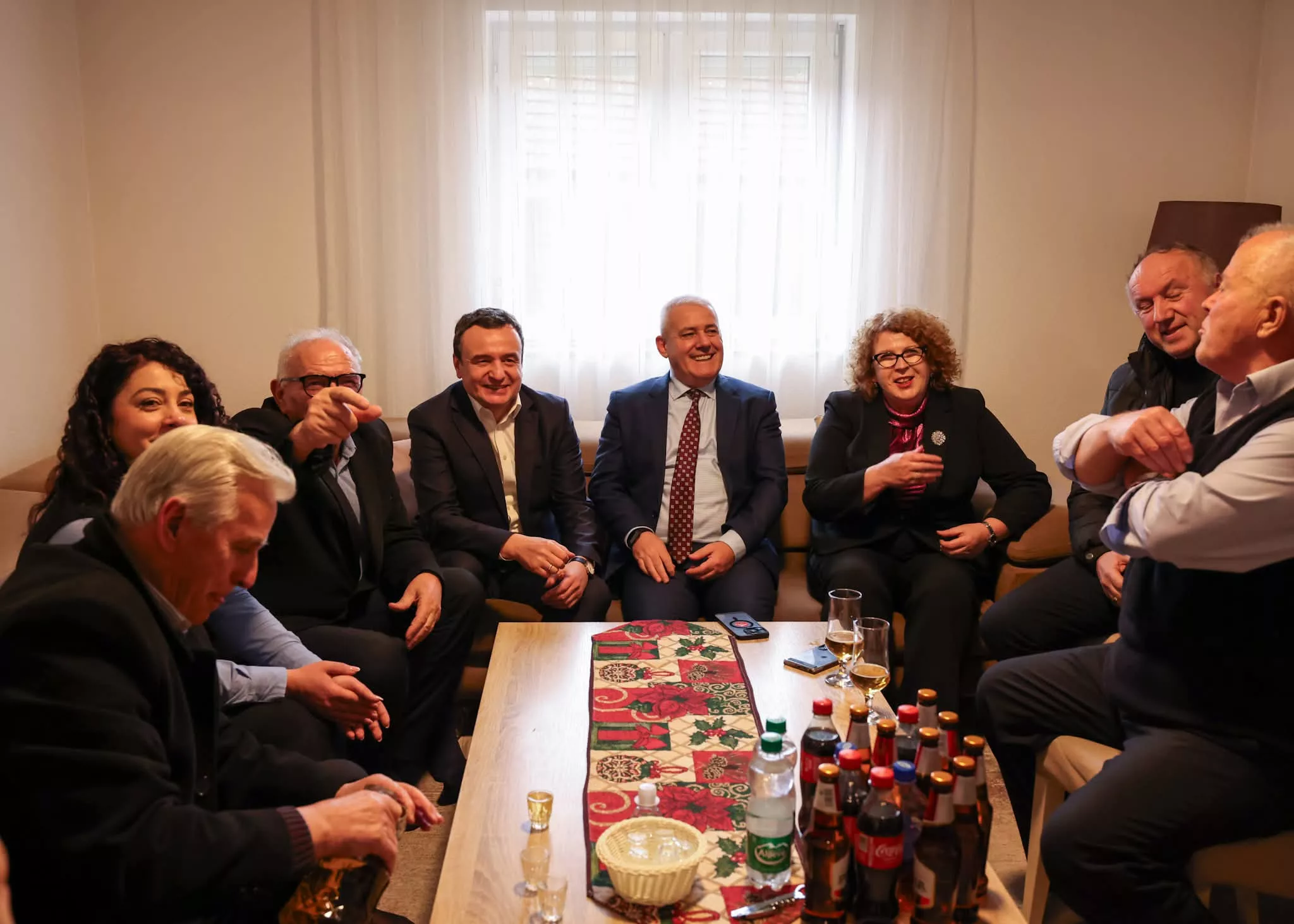 Kryeministri Kurti viziton familje katolike në Klinë për Krishtlindje