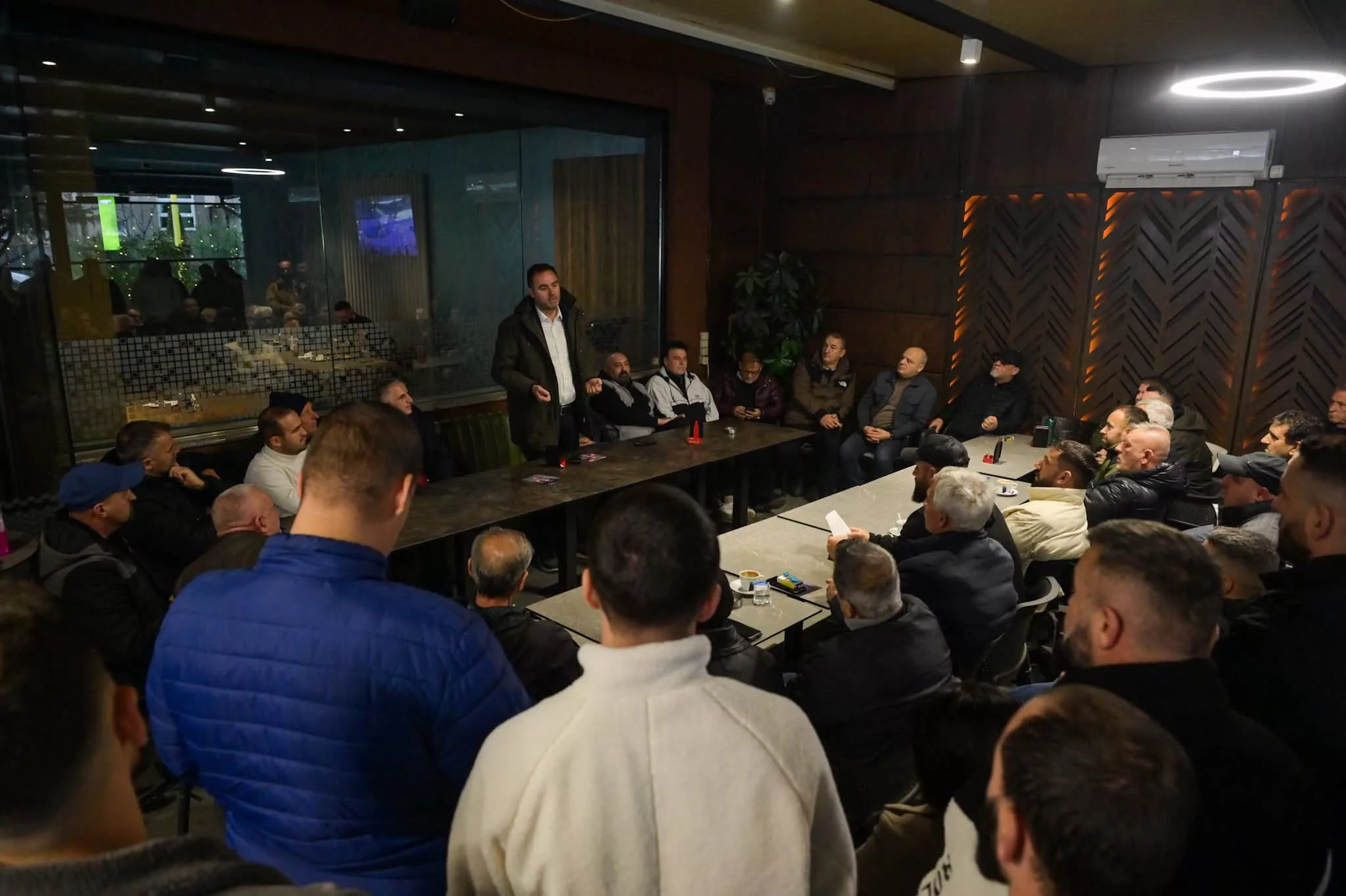 Konjufca dialogon me banorët e Hanit të Elezit për prioritetet qeveritare