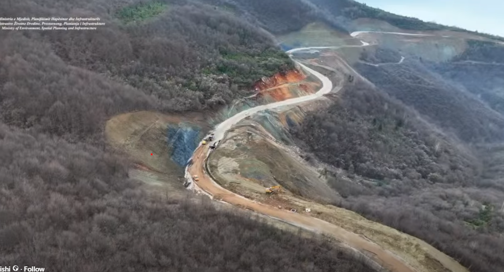 Puna e rrugës Prizren-Tetovë përparon mes maleve të Sharrit