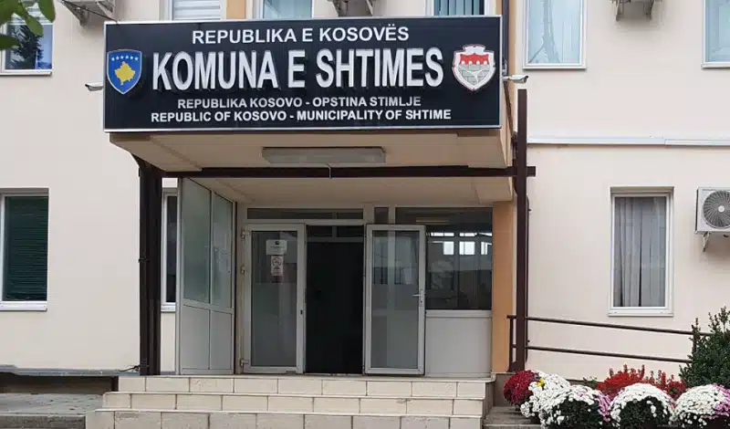 Person i arrestuar në Shtime për kërcënim me sëpatë ndaj punonjësve komunalë