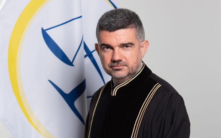 Ish-gjykatësi i Gjykatës Speciale përballet me sanksione Trump