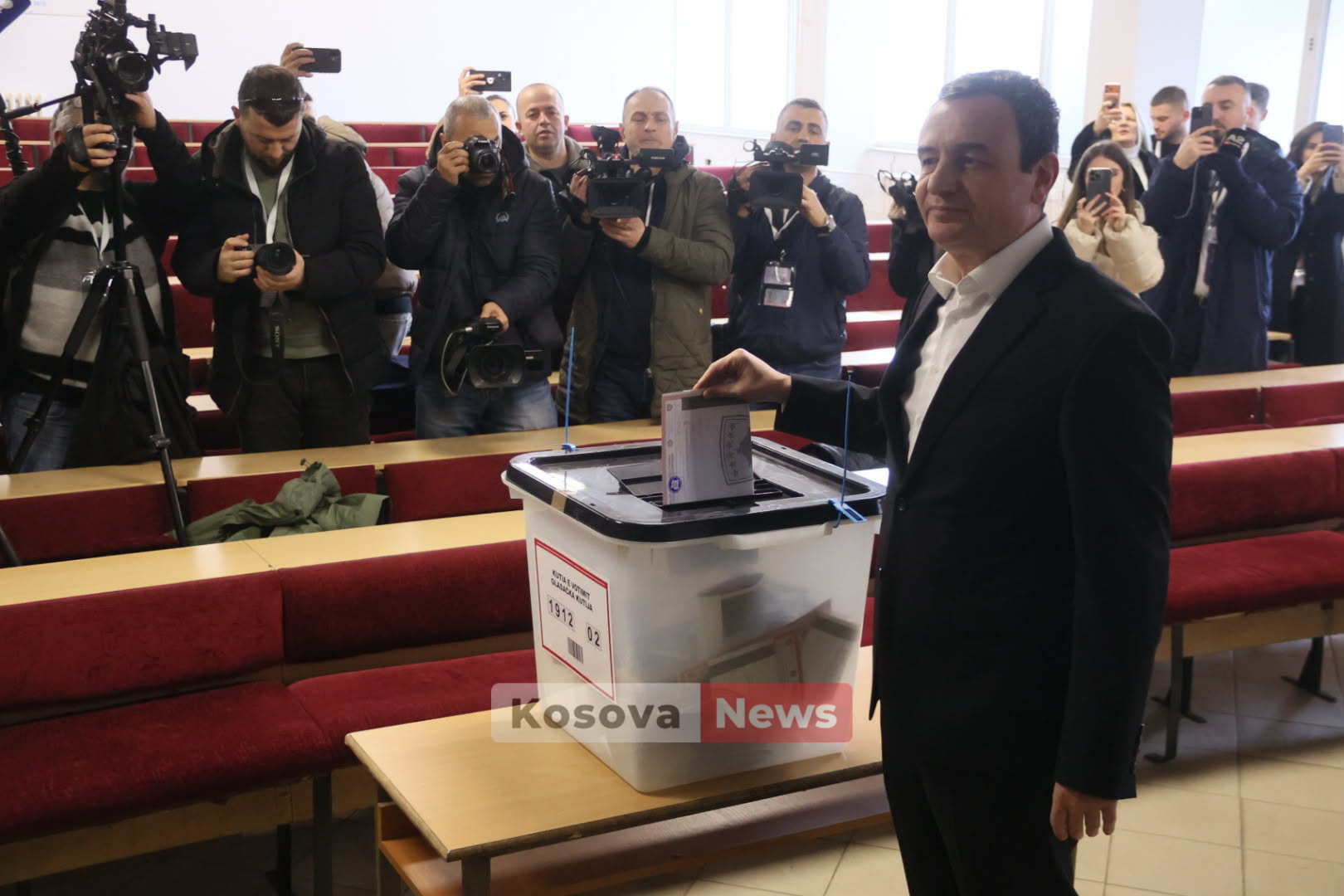 Albin Kurti voton, shpreson për pjesëmarrje të lartë në zgjedhje