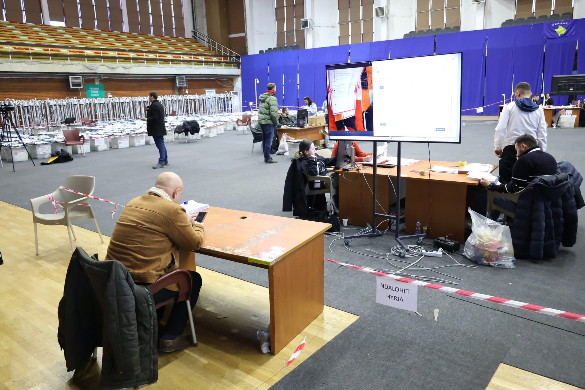 Ambasada britanike vlerëson zgjedhjet, pret institucione të reja