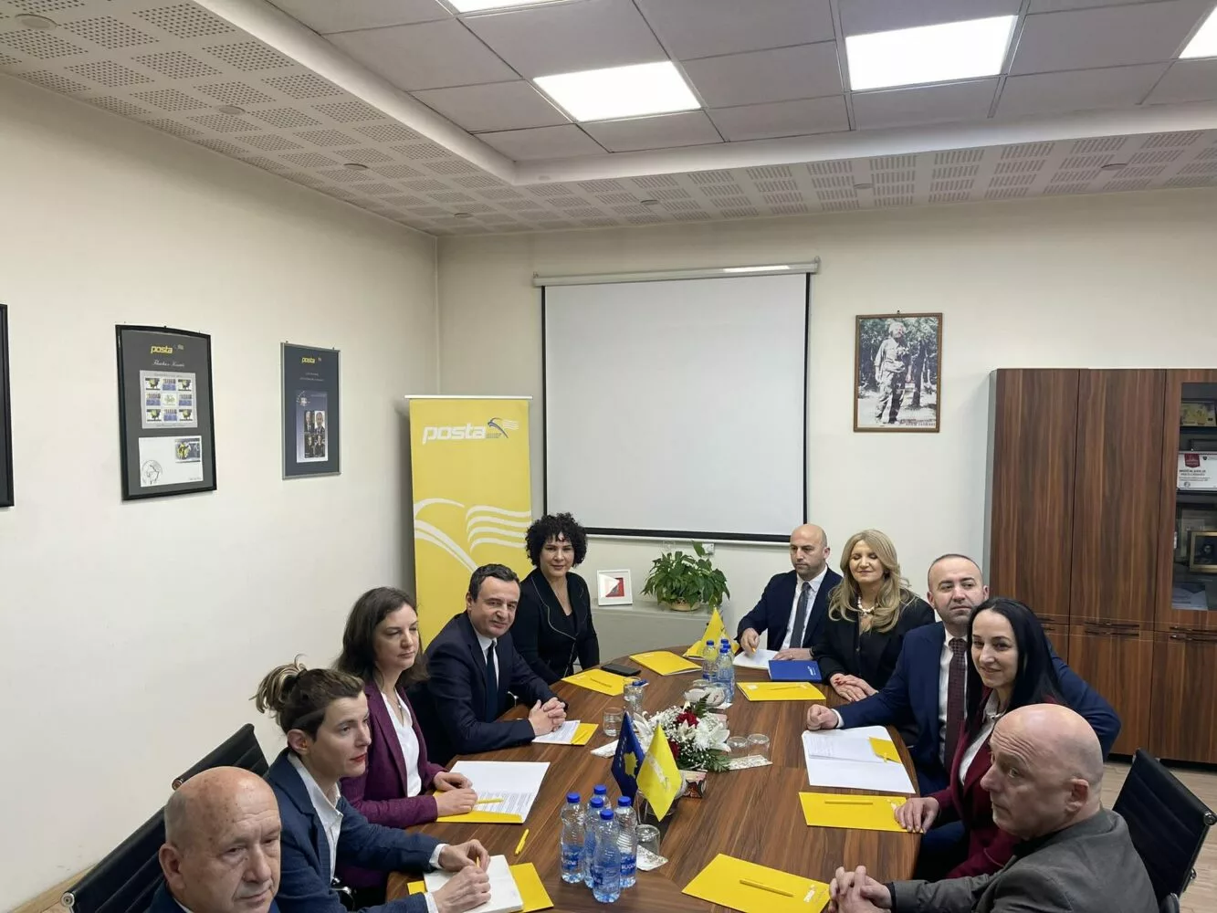 Kurti dhe Rizvanolli vizitojnë Postën e Kosovës