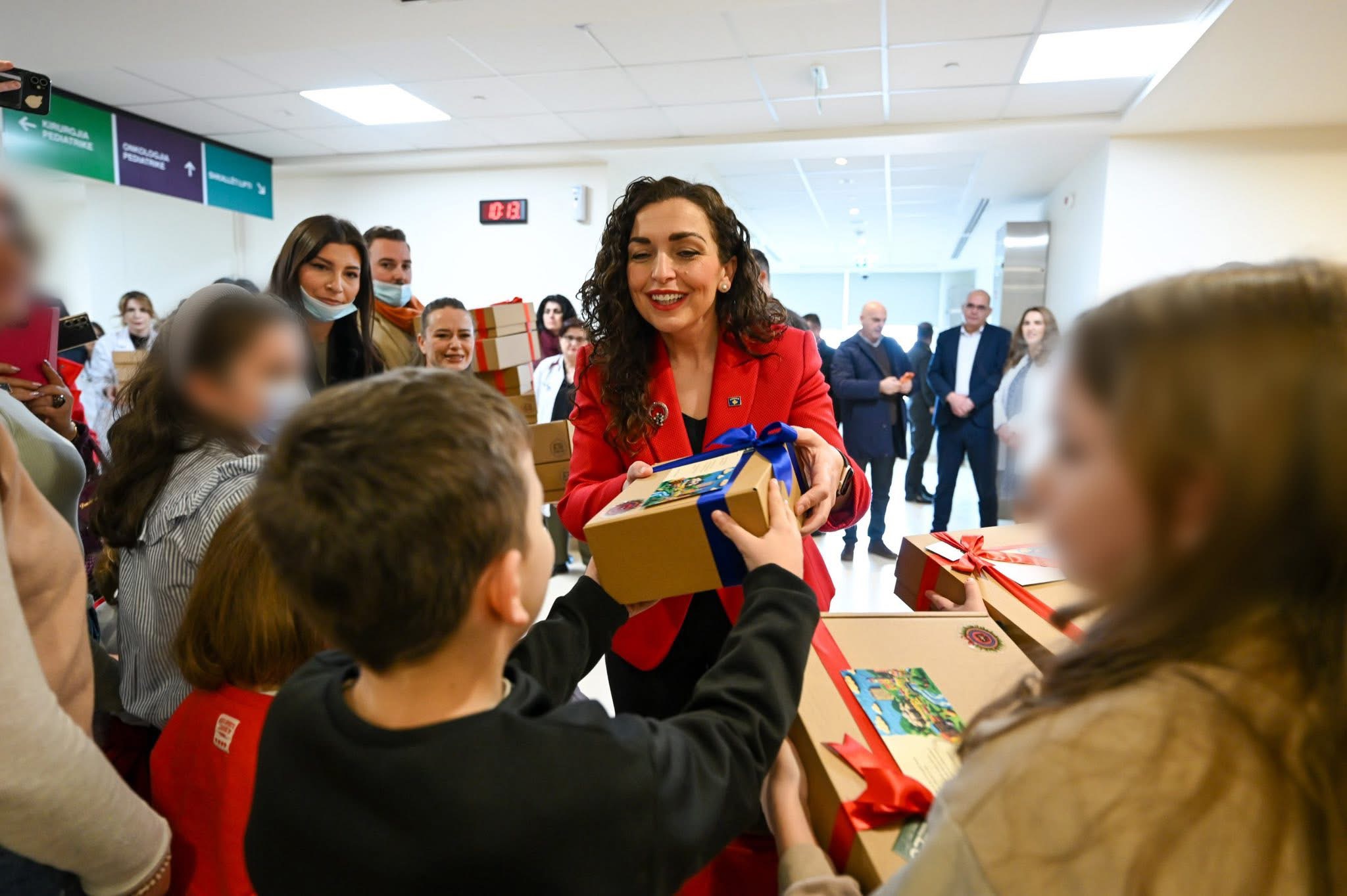 Presidentja dhuron dhurata për fëmijët e spitalit onkologjik