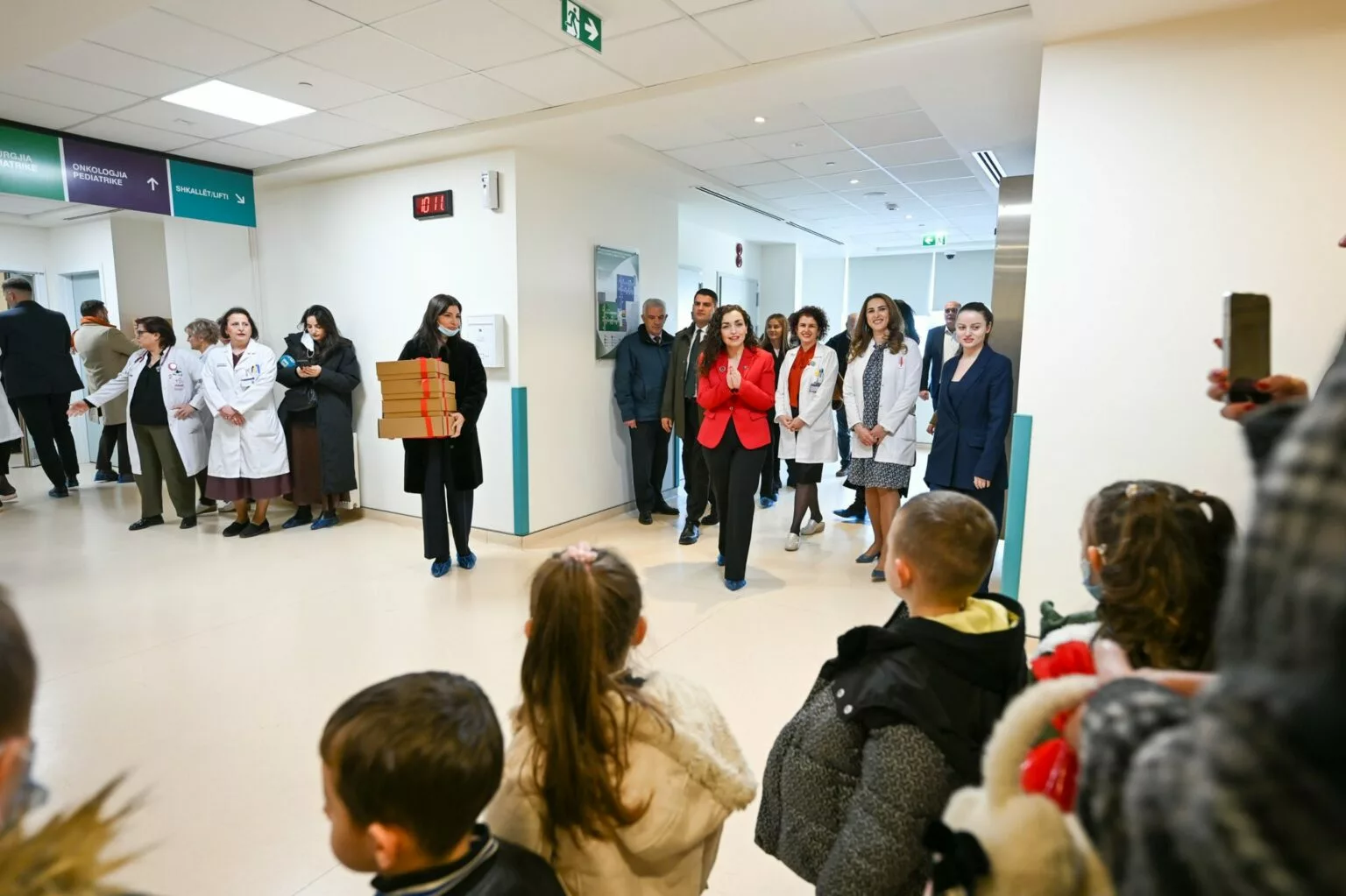 Presidentja Osmani viziton fëmijët në repartin onkologjik