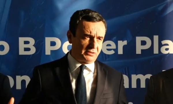 Kurti i fton qytetarët e Prishtinës të festojnë me miq për Vitin e Ri