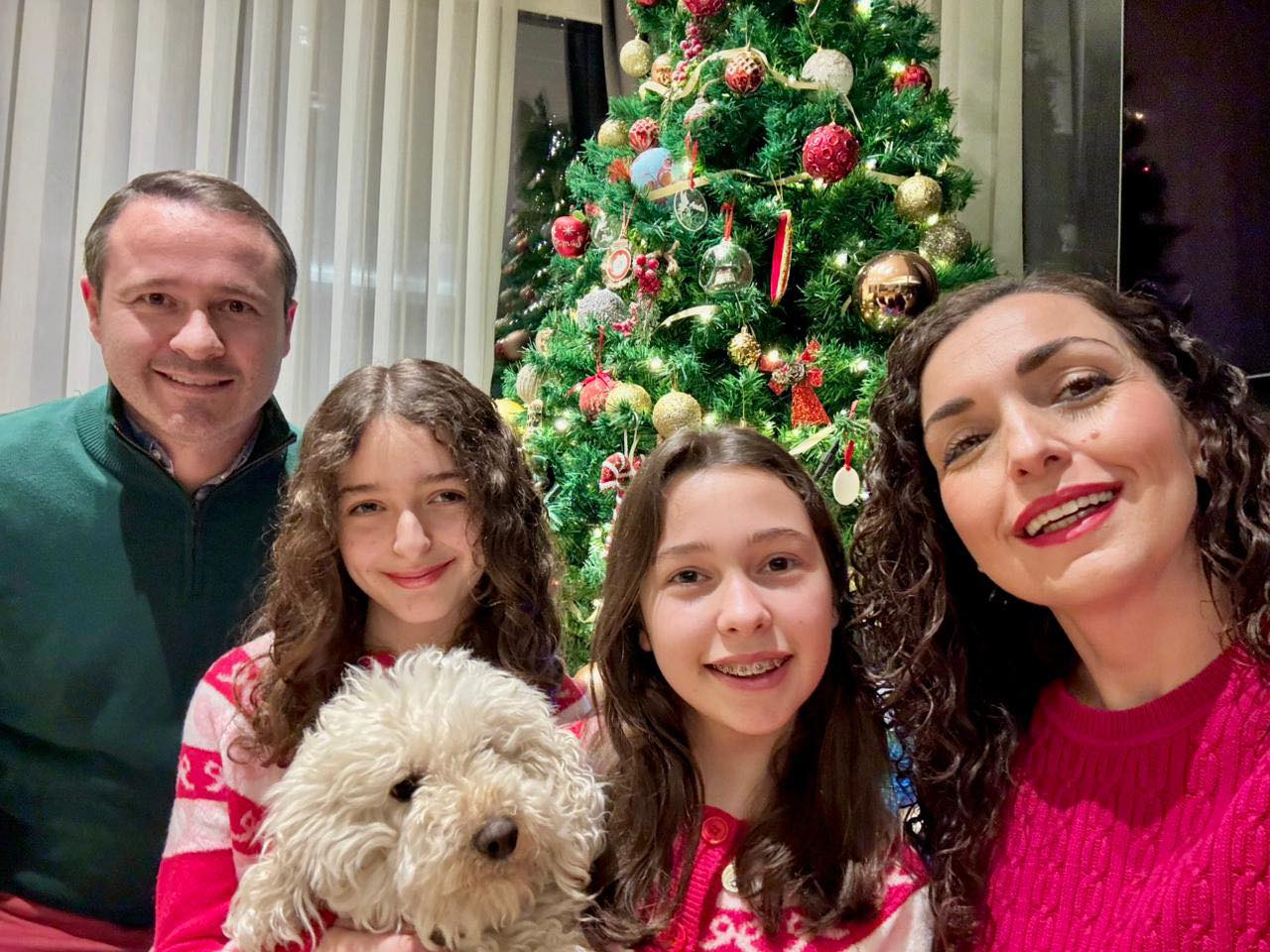 Osmani uron qytetarët për Vitin e Ri me foto familjare