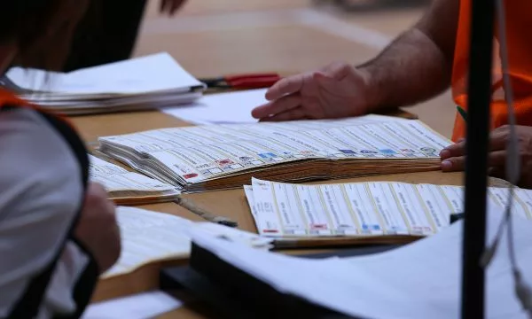 Numërimi i votave vijon sot në 11 komuna shqiptare