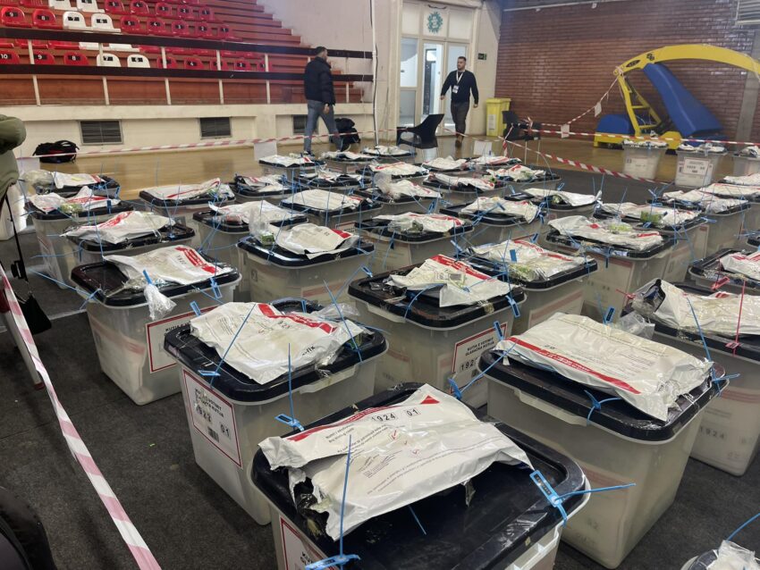 Numërimi i votave rifillon pas ndërprerjes festive në orën 16:00