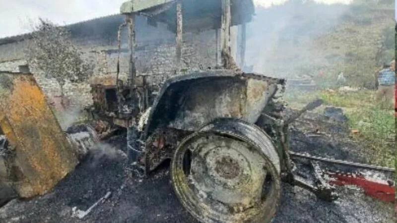 Zjarr përfshin magazinën e ushqimit për kafshë në Shqipëri