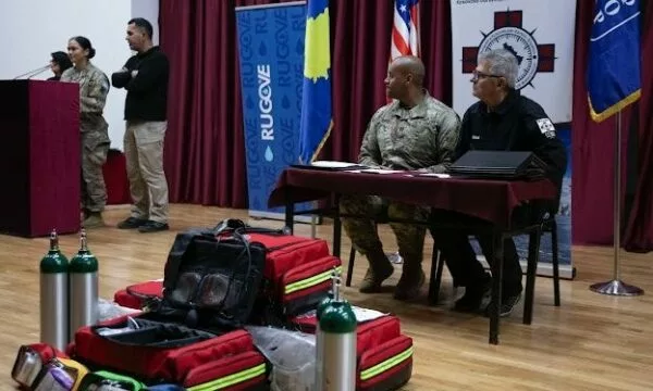 KFOR dorëzon pajisje mjekësore Shoqatës Kërkim-Shpëtim Kosovo