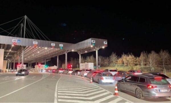 Radhë 1 km në kufirin e Kosovës, pritje deri në 1 orë