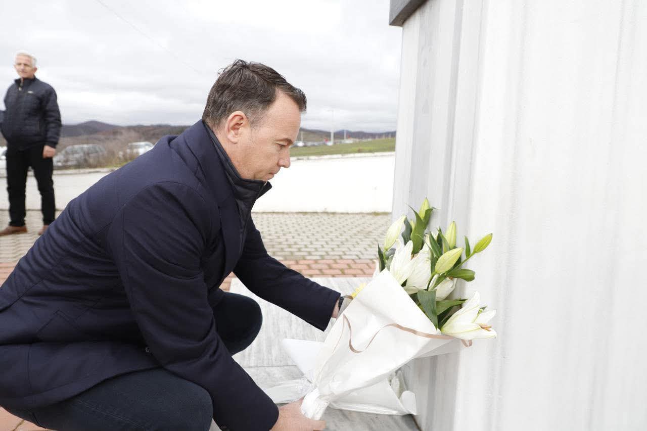 Ministri Peci përkujton Xhevat Jusufin në përvjetorin e rënies