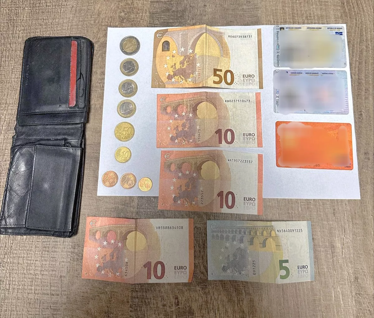 Banori i Shtimes dorëzon në polici portofolin e gjetur me para