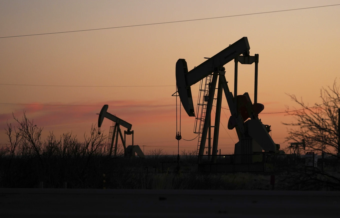 Çmimi i naftës ulet pas zhvillimeve në Venezuelë