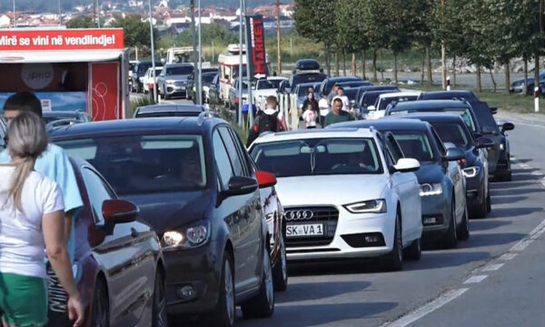 Koha e pritjes për të dalë nga Kosova arrin në 90 minuta
