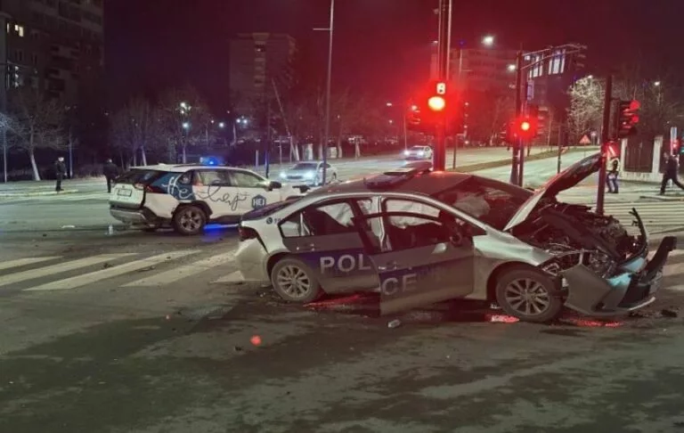 Të plagosurit nga përplasja e policisë dhe taksisë dalin nga spitali