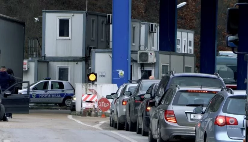 Radhë të gjata prej 40 minutash në pikën kufitare Merdar