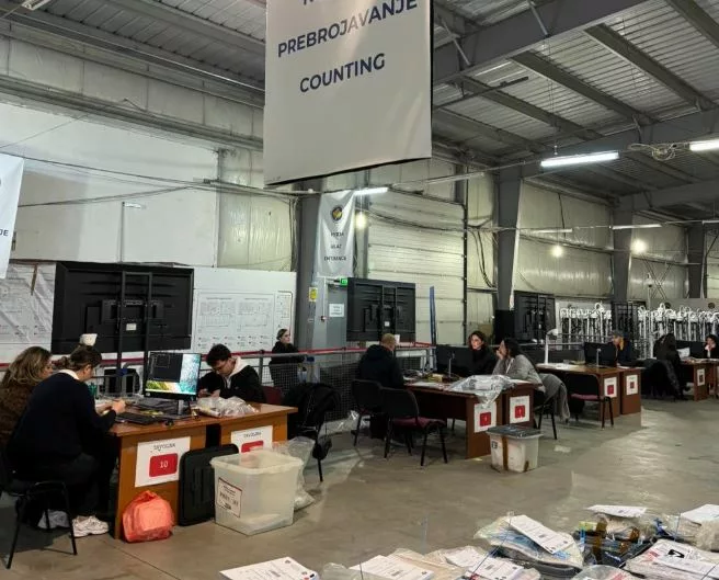 Numërimi i votave me kusht vijon në Qendrën e Numërimit