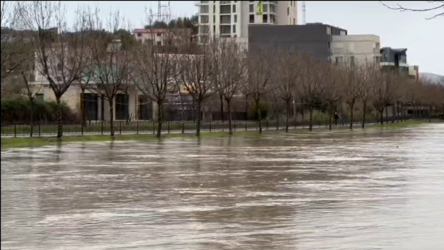 Evakuohen të paraburgosurit pas përmbytjes në burgun e Durrësit