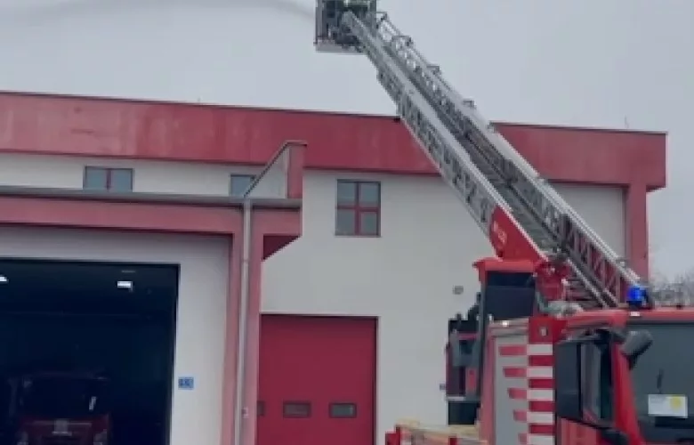 Zjarrfikësit e Podujevës pajisen me kamion të ri zjarrfikës