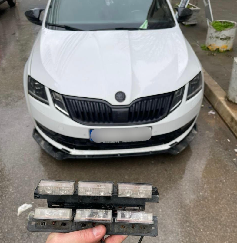 Shoferi në Prishtinë ndëshkohet për përdorim të dritave rotative