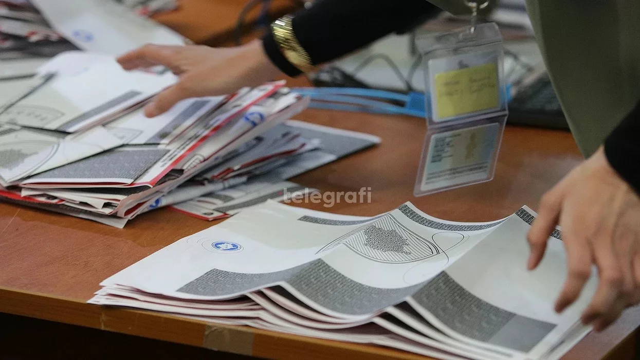 Vetëvendosje dominon ndërsa numërimi i votave me postë vazhdon