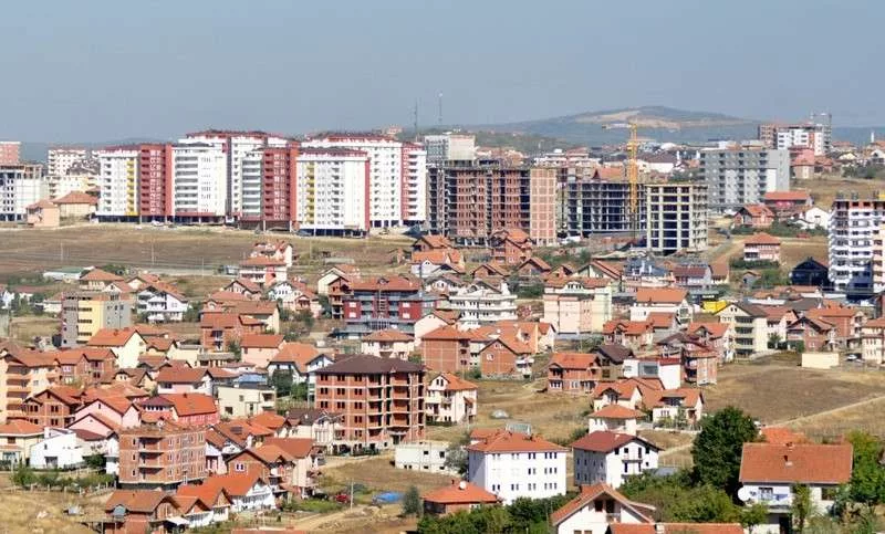 Sondazhi i ASK-së: Shqiptarët hezitojnë jetesën në bashkësi