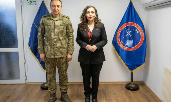 Presidentja Osmani takon komandantin e KFOR-it në Prishtinë