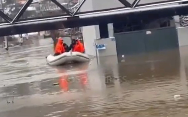 Pesë familje shpëtohen nga përmbytjet në Mitrovicë