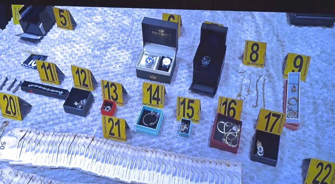 Sendet e çmuara të zbuluara në bastisjen e ish-zyrtarëve