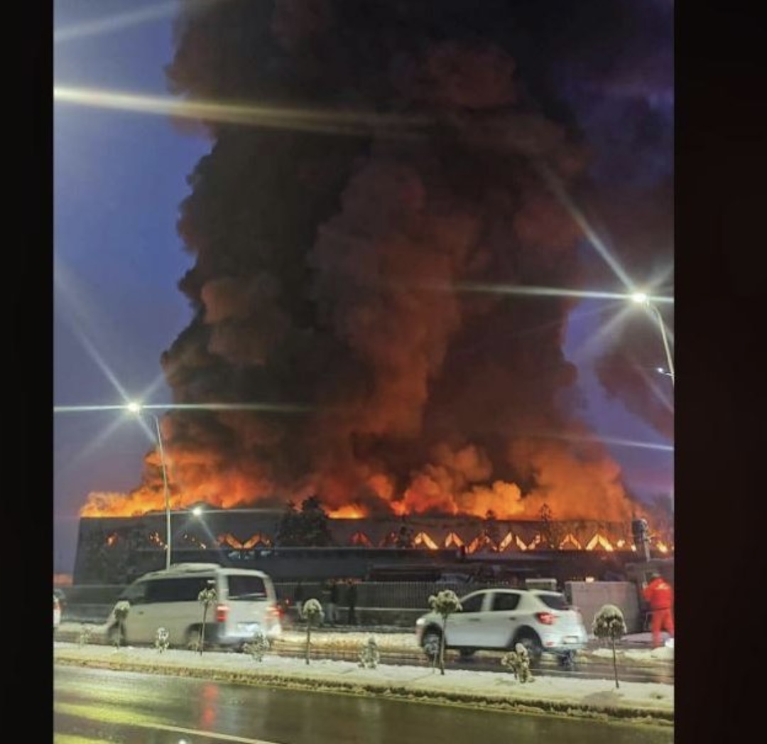 Zjarr masiv përfshin objektin e ‘Comoditas’ në Gjakovë