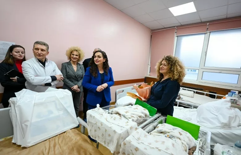 Presidentja Osmani takon trenjakët e lindur në janar