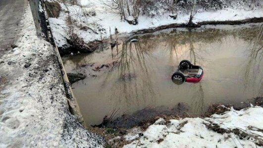 Makina rrëzohet në përroin e Klosit, shoferi i zhdukur nga rrjedha
