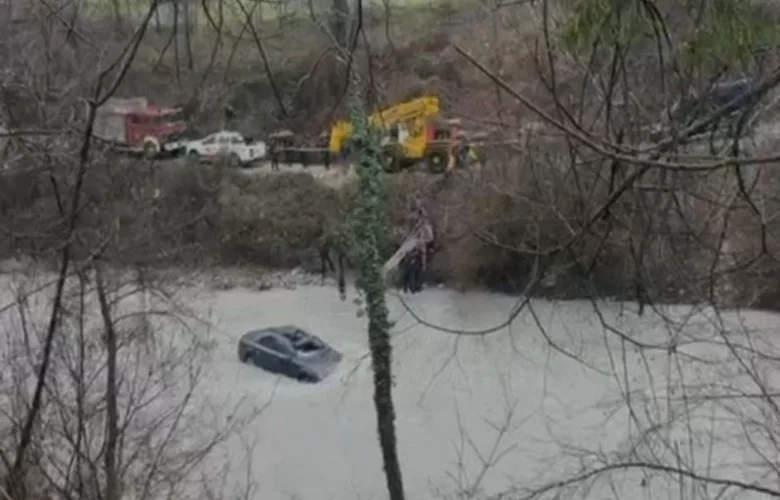 Shoferi në pranga pas aksidentit, pasagjeri ende i zhdukur