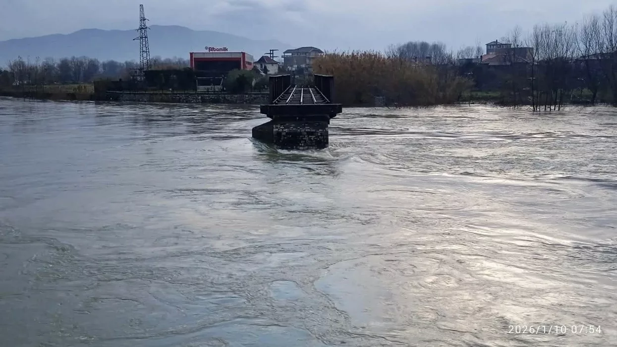 Përmbytjet në Shqipëri: Evakuohen qindra banorë