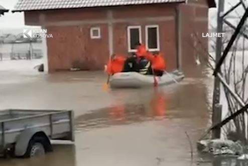 Evakuohen banorët nga përmbytjet në Fushë Kosovë