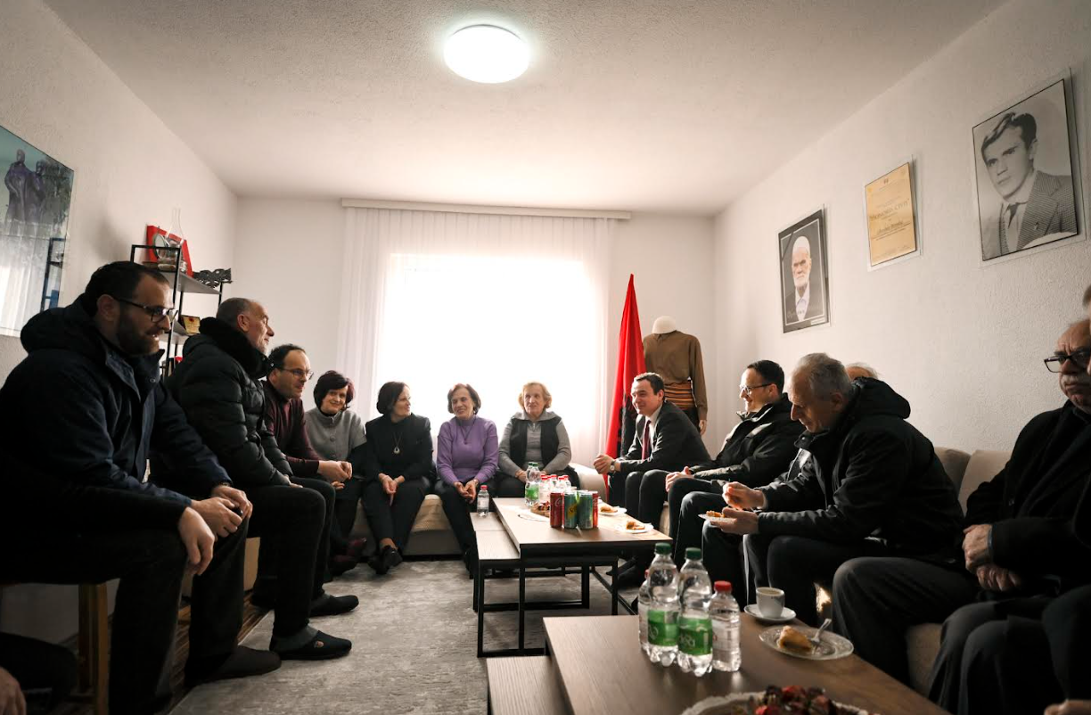 Kryeministri Kurti viziton familjet e Malajt dhe Berishës