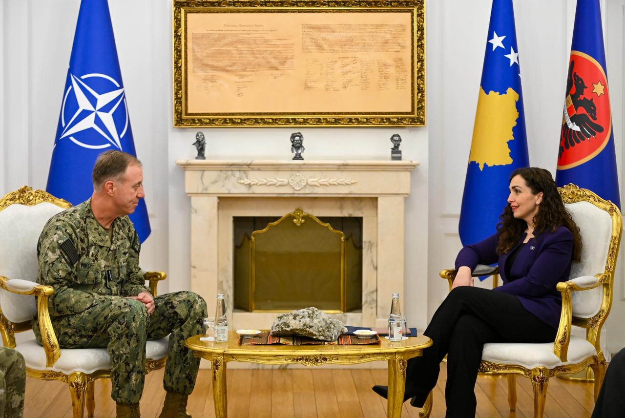 Presidentja Osmani zhvillon takim me Admiralin Wikoff të NATO-s