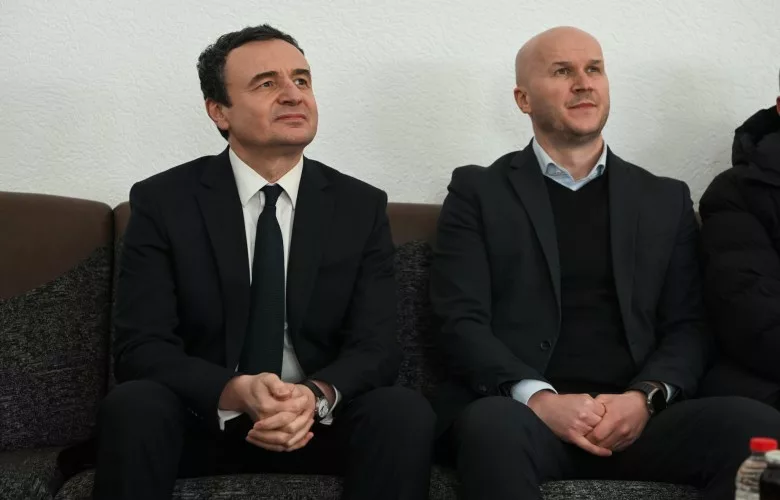 Kryeministri Kurti viziton familjen e ish-ministrit Sadriu për ngushëllime