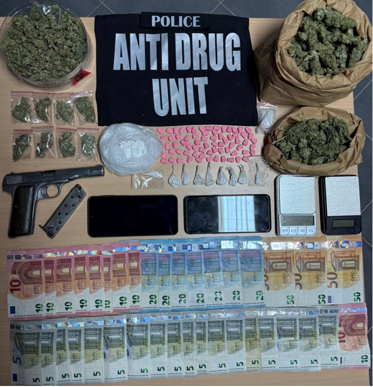 Katër të dyshuar arrestohen, konfiskohen para dhe drogë