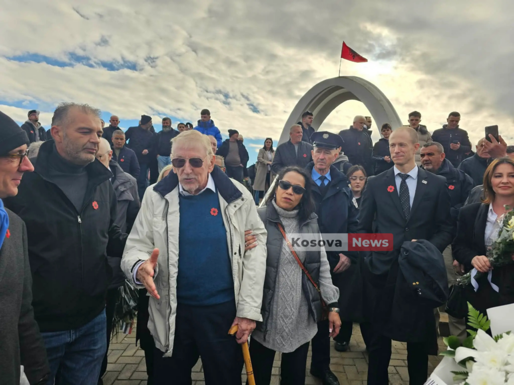 Zyrtarët shqiptarë dhe Walker përkujtojnë viktimat e Reçakut