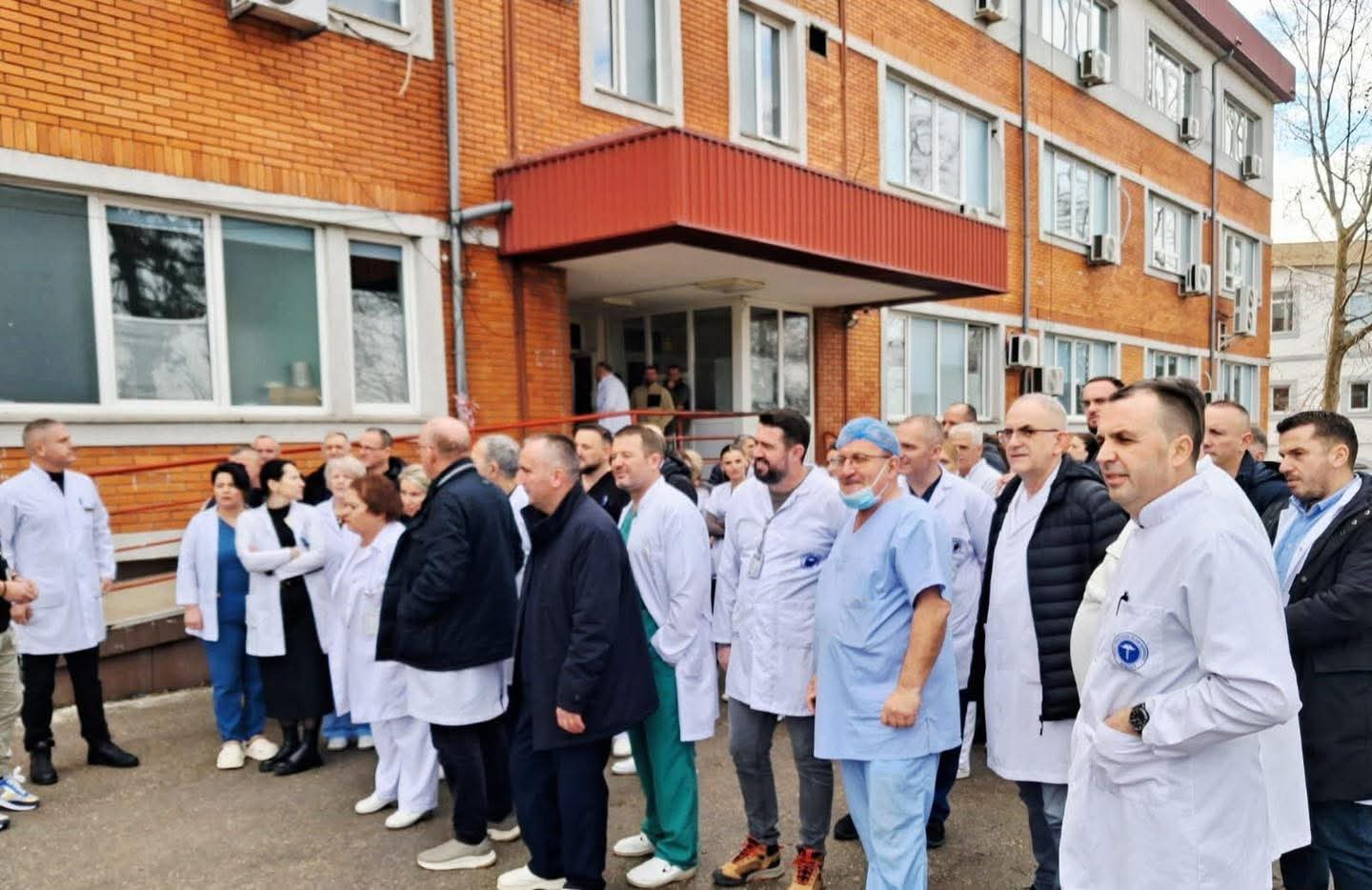 Stafi i Spitalit të Mitrovicës proteston kundër sulmit ndaj kolegëve