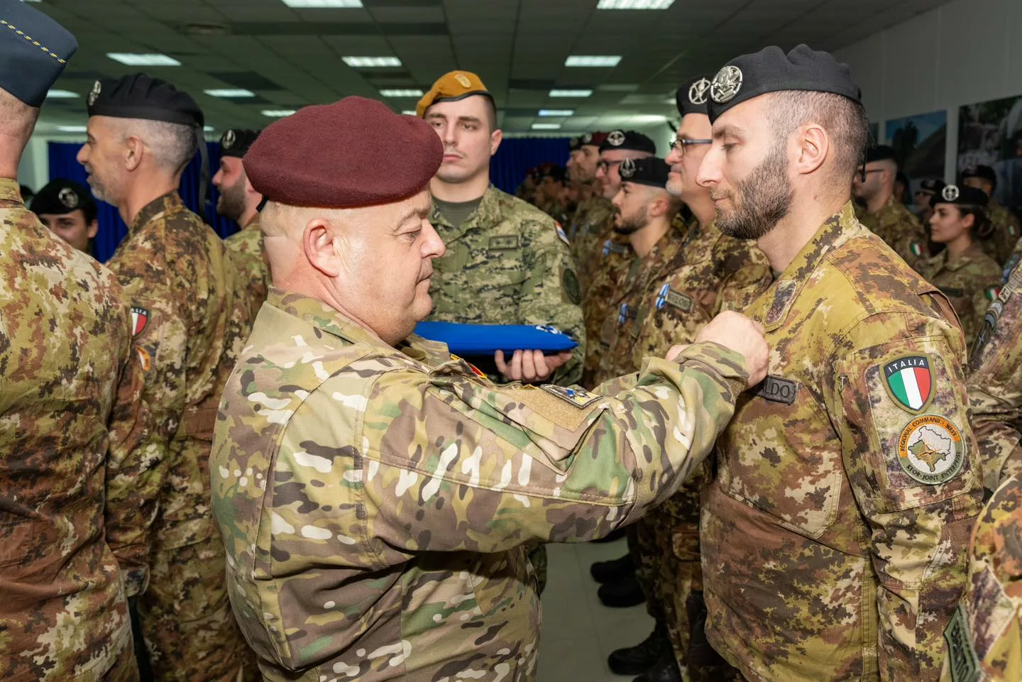 KFOR nderon ushtarët për profesionalizëm të shquar me medalje