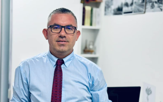 Drejtori i AVONET: Anëtarët s’mund të numërojnë votat e veta